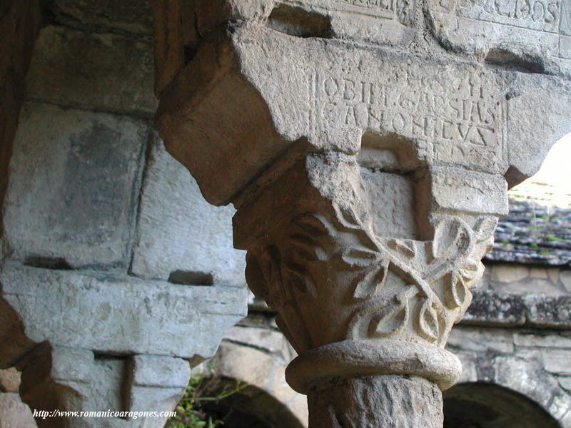 CAPITEL DEL CABALLO. MOTIVOS VEGETALES